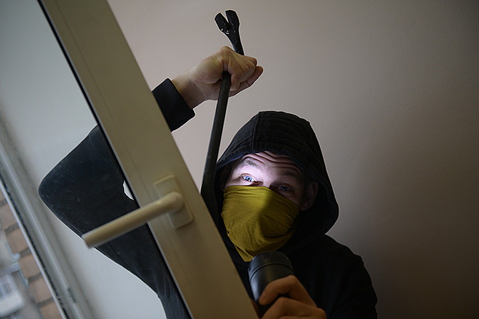 Но даже надежный замок, порой, не спасает от хитроумных грабителей