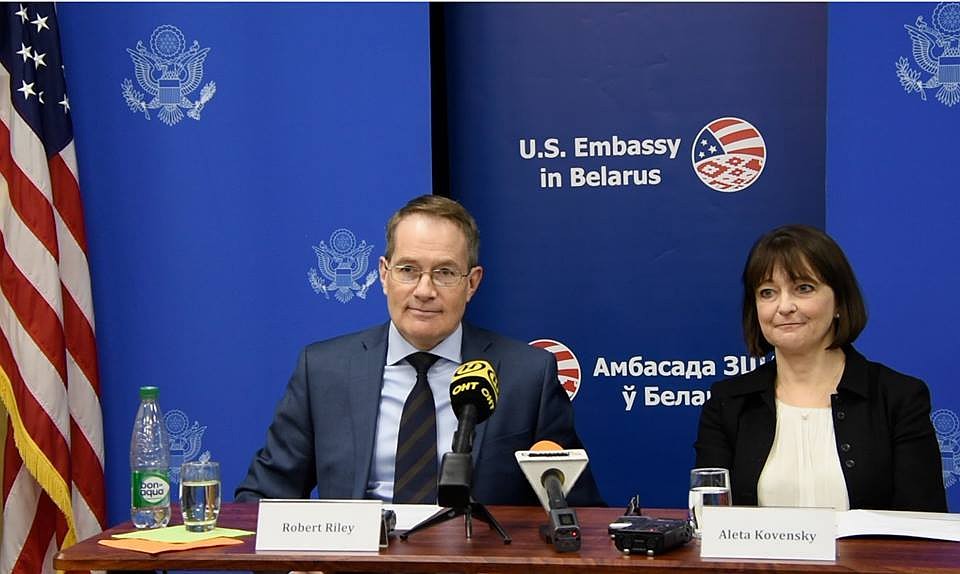 Временный поверенный в делах США Роберт Райли и глава консульской службы Алет Ковенски рассказали, как с 1 февраля в Минске будут выдавать американские визы. Фото: посольство США в Беларуси.