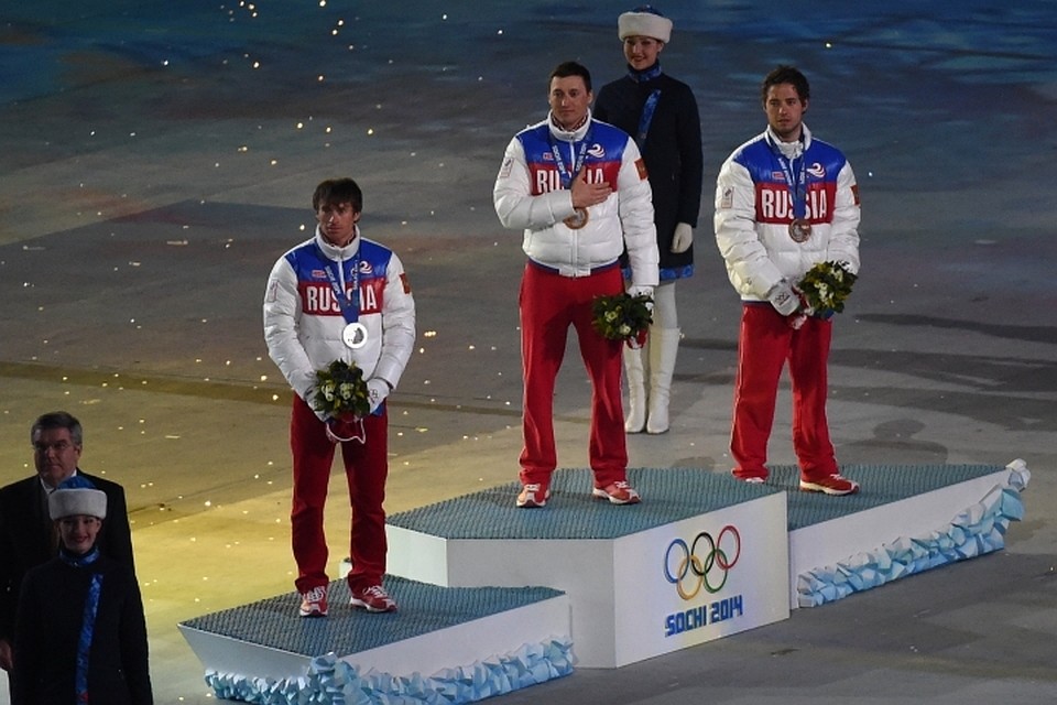 Александр Легков (в центре) был восстановлен в правах олимпийского чемпиона Сочи 2014.