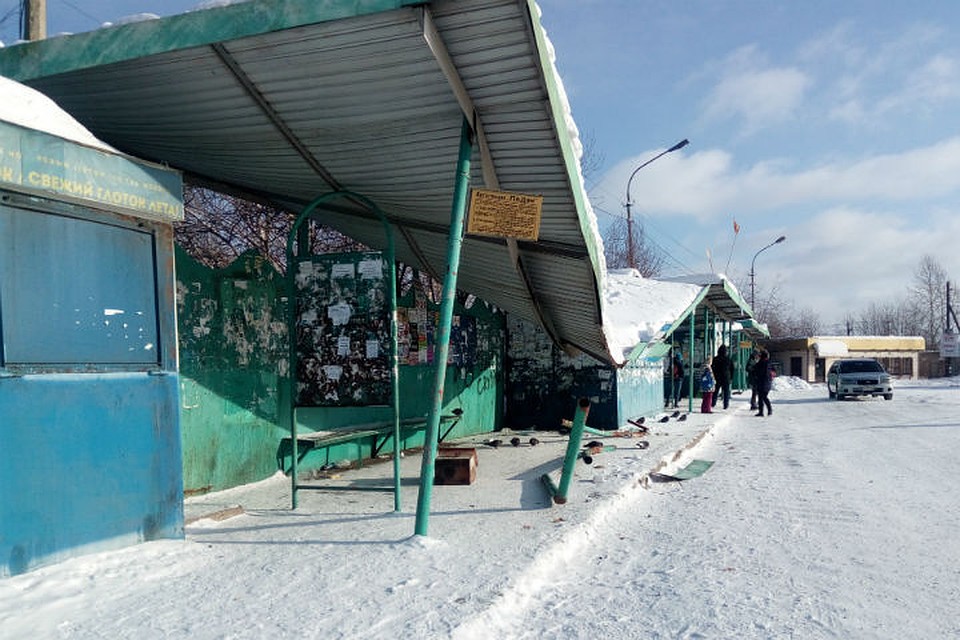 В Братске автобус врезался в остановку В Братске автобус врезался в остановку