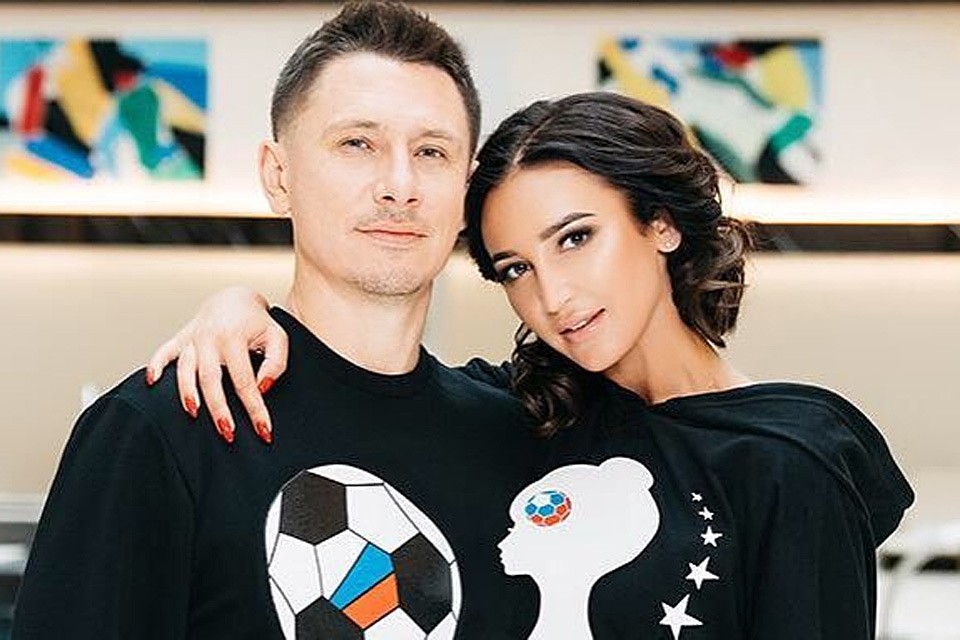 Ольга Бузова и Тимур Батрутдинов презентовали линию одежды к Чемпионату мира по футболу.