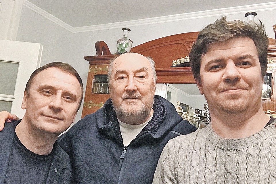 Борис Клюев пригласил наших журналистов Володю (слева) и Витю (справа) к себе домой - поговорить о Поднебесной. Фото: Личный архив Виктора Гусейнова