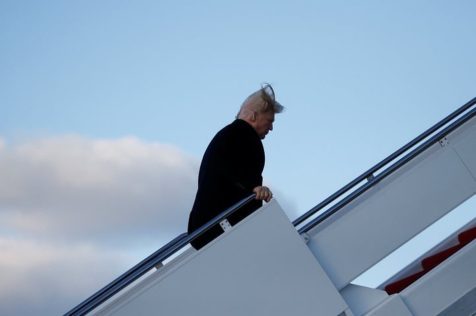 Президент США Дональд Трамп поднимается по трапу