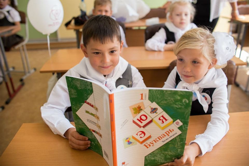 Каждый год в Ростове-на-Дону первый раз в первый класс идут тысячи детей