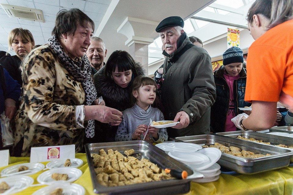 Гостей угощали вкусными блинами с разными начинками.
