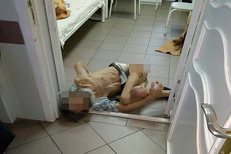 Мужчина звал на помощь, но к нему никто не подходил.