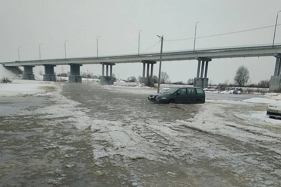 Из-за паводка на Припяти под Житковичами полностью закрыли переправу. Фото: vk.com/ztk_online