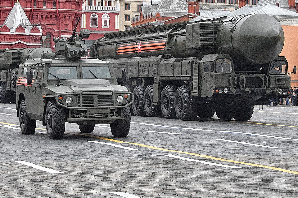 Подвижный грунтовый ракетный комплекс (ПГРК) с межконтинентальной баллистической ракетой РС-24 `Ярс` на Параде Победы, май 2017 года.