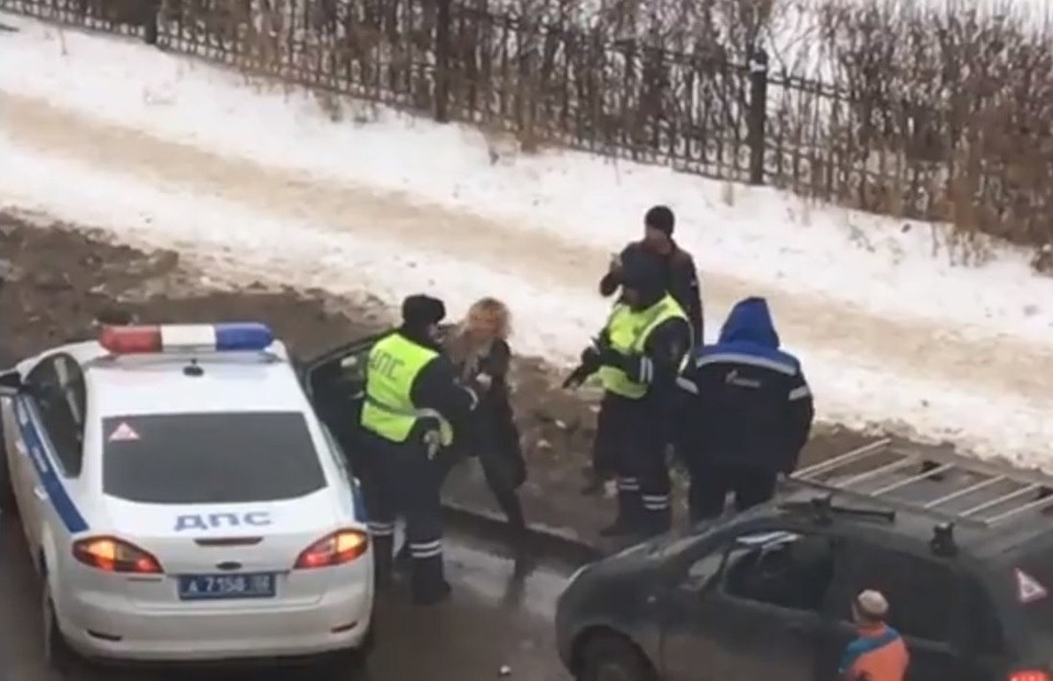 В конечном итоге ее успокоили, а машину эвакуировали.