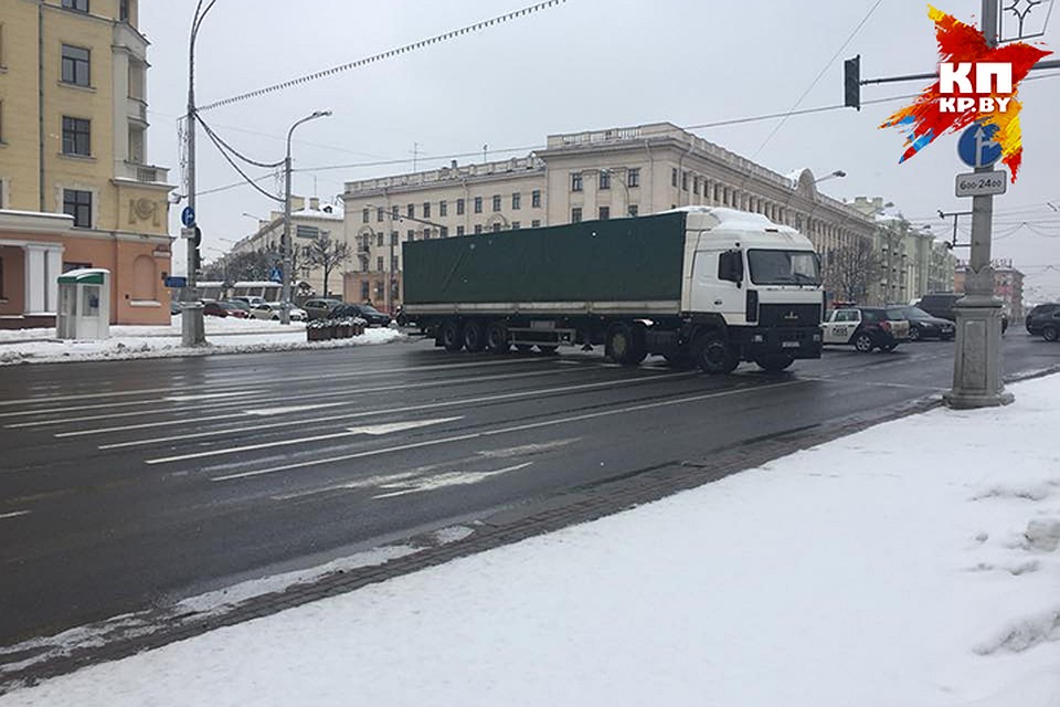 Для женского забега в Минске перекрыли проспект Независимости. Фото: Мікіта НЕДАВЕРКАЎ.