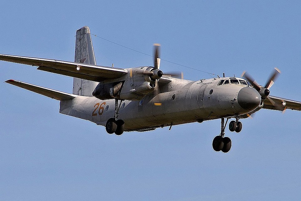 Самолет Ан-26 Министерства обороны РФ заходит на посадку