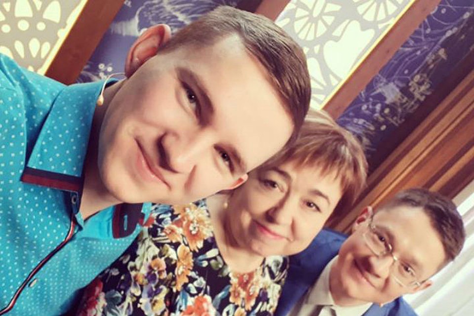 Борис (справа) и его группа поддержки на программе. Фото: из личного архива героя