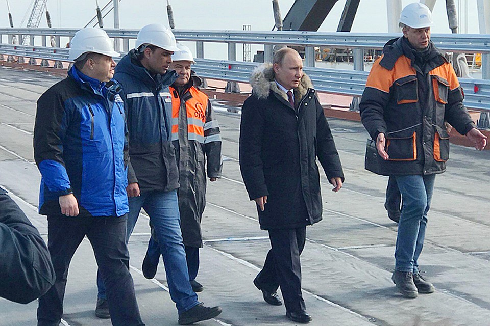 Президенту рассказывали про то, как долго ждали спокойного моря, чтобы доставить арку до места назначения, как поднимали всю эту махину наверх