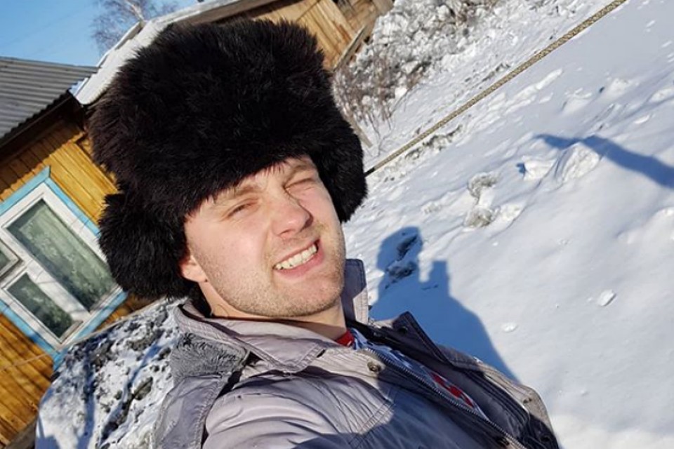 Семен Павличенко в дворе дома своей бабушки. Фото: предоставлено Семеном Павличенко.