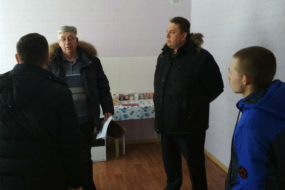 Уполномоченный по правам ребенка и прокурор Слободского района осмотрели квартиры в Шихово. Фото: pravarebenka43.ru