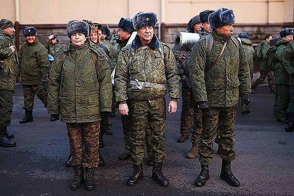 Призванных на сборы отправляют в части, там переодевают в военную форму и определяют в те или иные подразделения