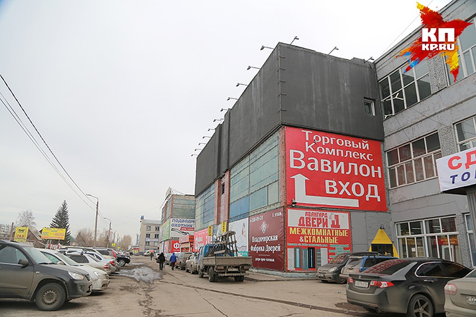 Серый фасад «Вавилона» «раскрашивают» разноцветные рекламные баннеры