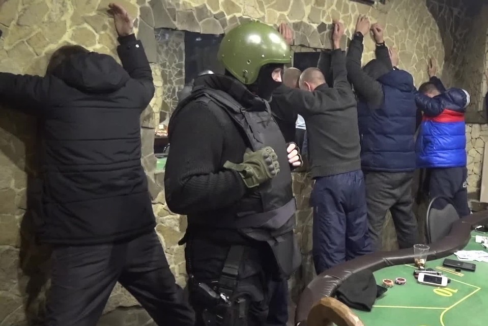 За покерным столом собирались до 10 игроков