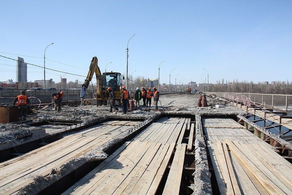 Работы по ремонту Петровского моста в разгаре