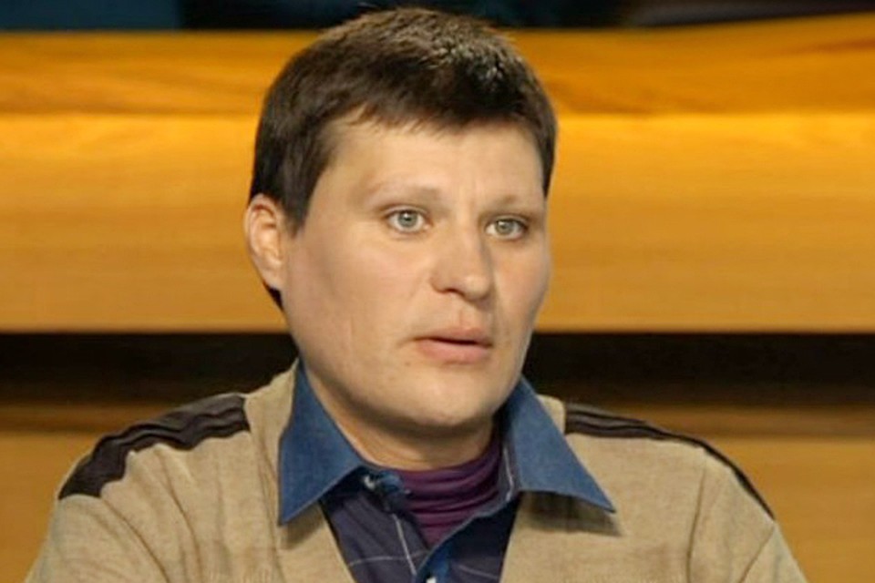 Мужчина стал носить женскую одежду, красить губы, а жить уехал в деревню во Владимирскую область