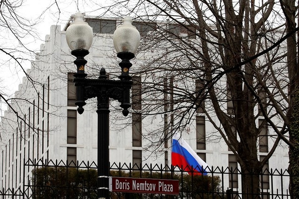 Первая группа русских дипломатов покинула посольство в Вашингтоне Первая группа русских дипломатов покинула посольство в Вашингтоне