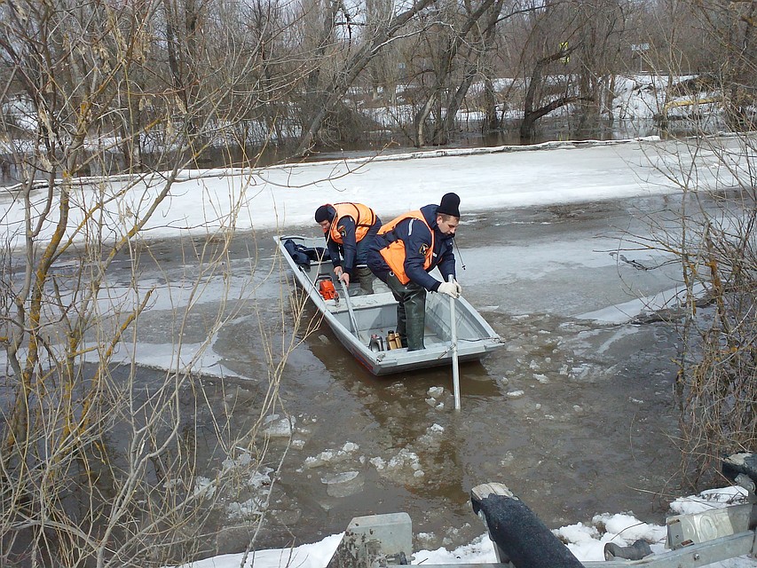 Местные спасатели ликвидируют ледяные заторы на водоемах.