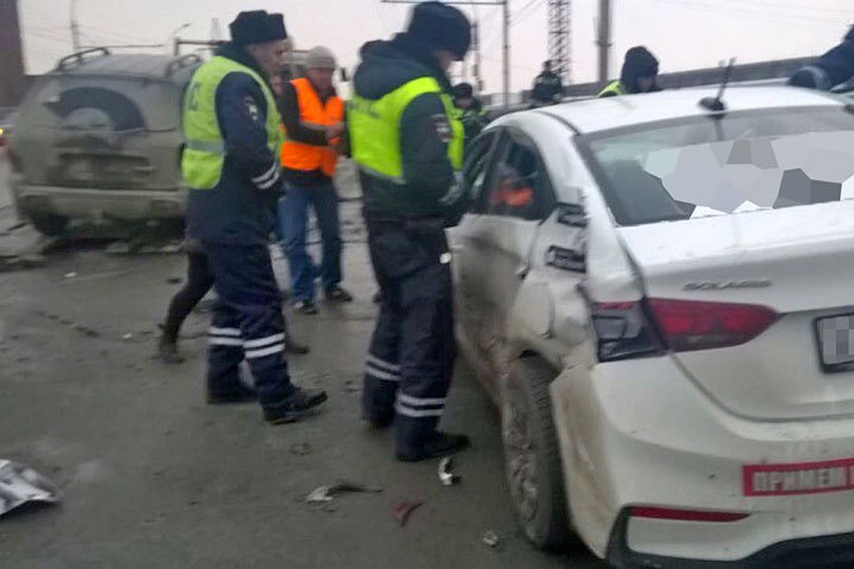 Водитель Hyundai Santa Fe не справился с управлением и врезался в такси