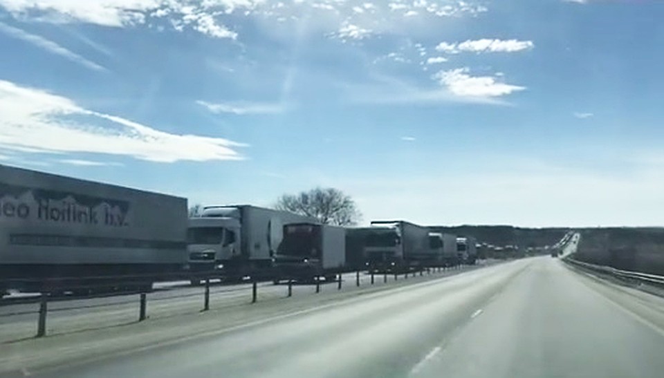 Пробка на М-4 в районе города Шахты. Стоп-кадр из видео паблика @shahtystop в Instagram.