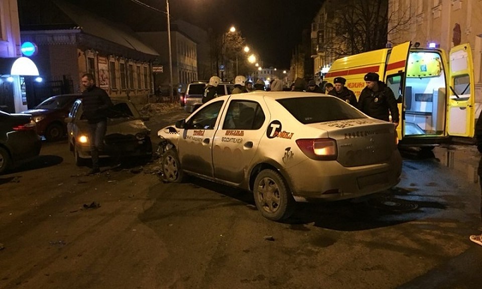 В Ярославле такси влетело в легковушку