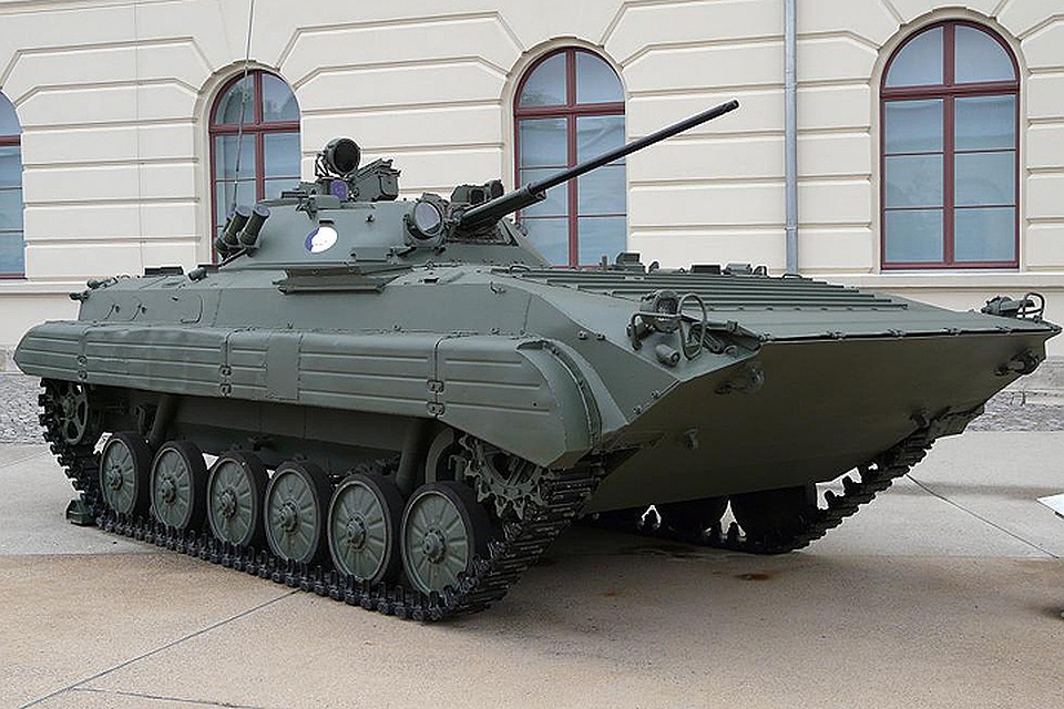 БМП-2. Боевая масса 14 т, основное вооружение 30-мм пушка 2А42.