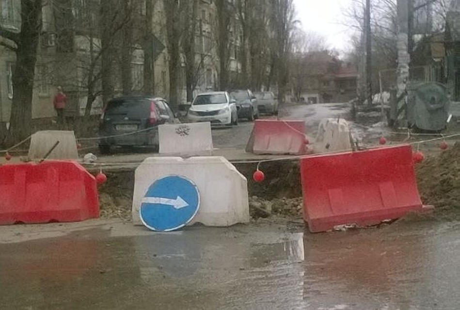 Саратовец пожаловался на провал дороги, которую чинили месяц назад «по современным технологиям»
