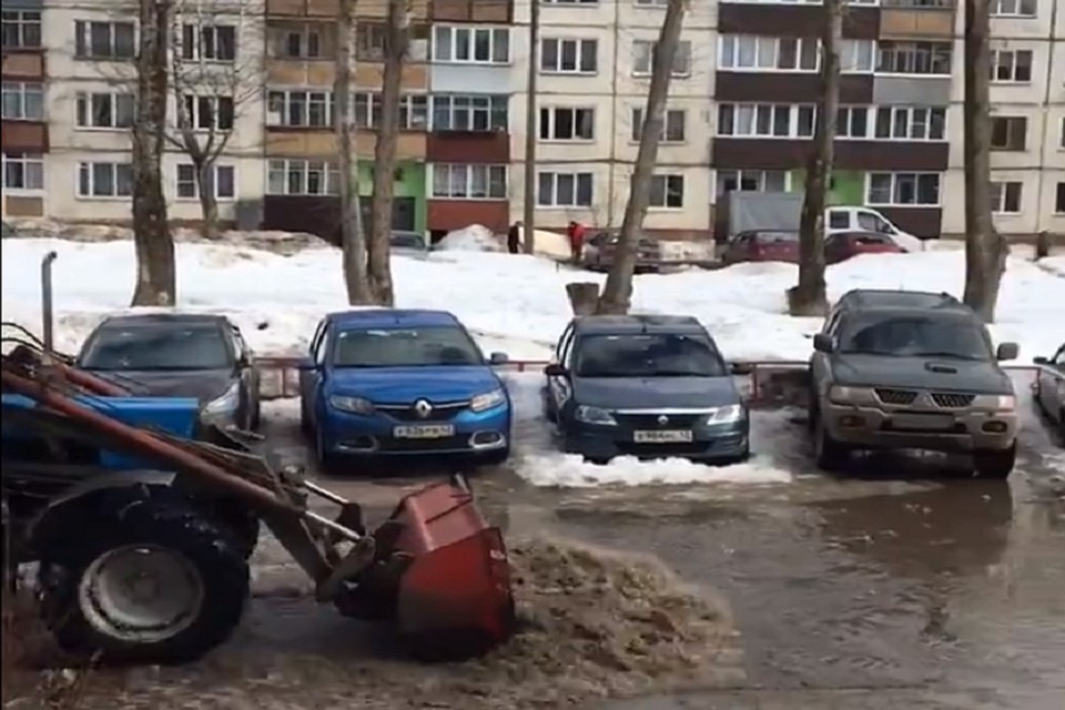 Кировские коммунальщики пытались «разогнать» большую лужу на тракторе. Фото: скриншот с видео