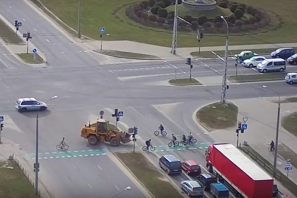 Скриншот из видео В Бресте погрузчик чуть не сбил толпу велосипедистов