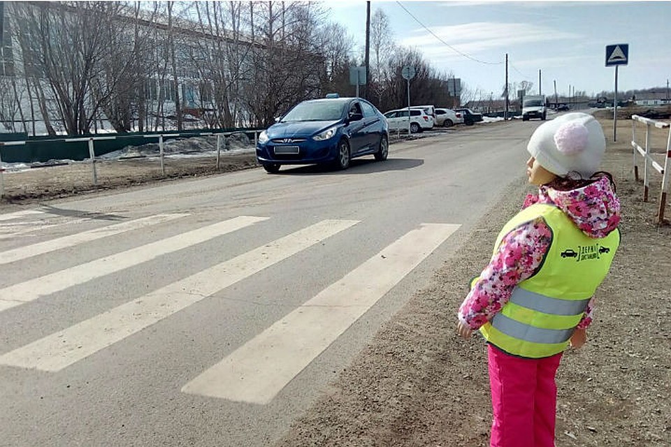 «Машенька» из картона притормозит красноярских лихачей. ФОто: пресс-служба УГИБДД.