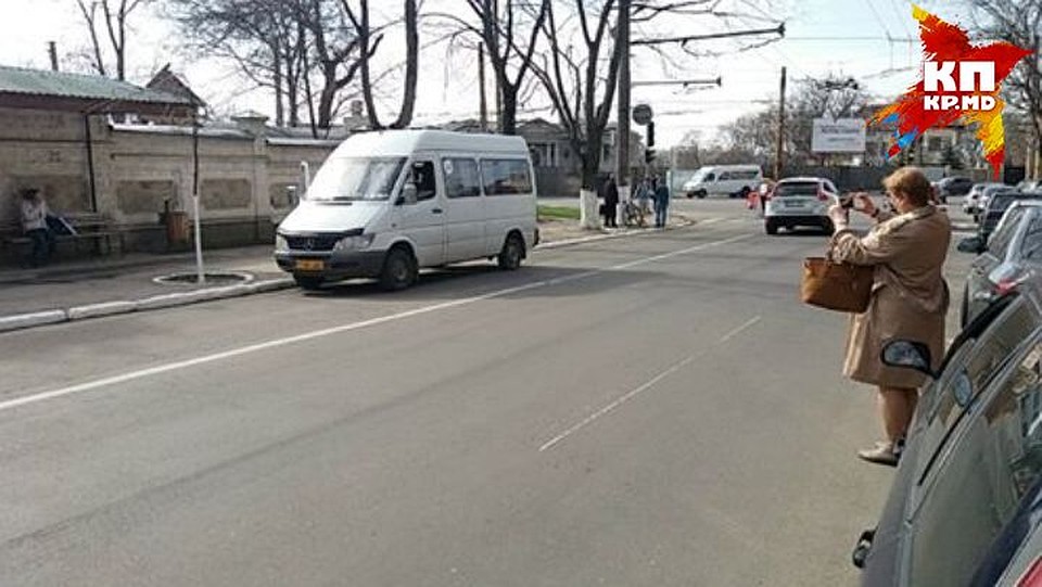 Водитель бросил свою машину и пошел помогать сбитому