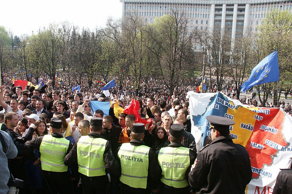 7 апреля 2009 года людей позвали на площадь опротестовывать демократию и европейские ценности