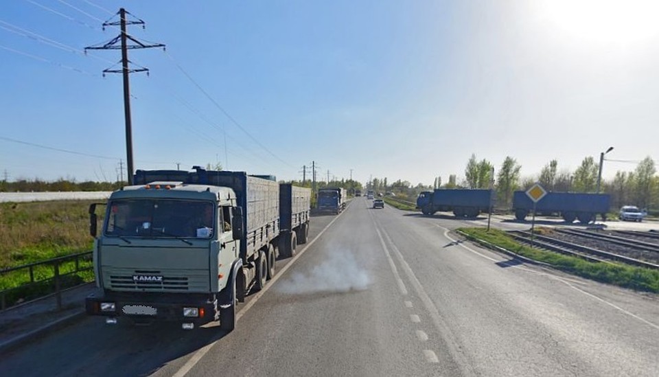На улице Луговой в Ростове всегда много грузовиков.