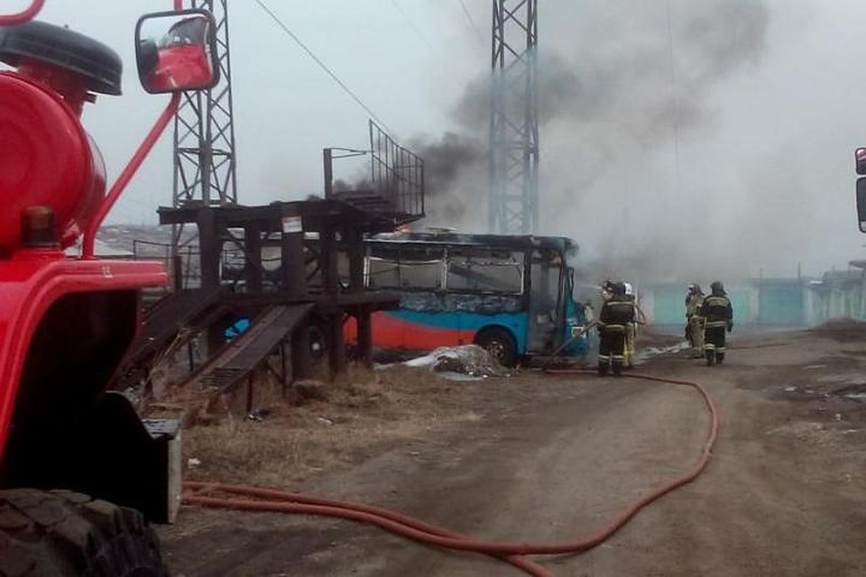 Автобус горел в гаражном кооперативе в Иркутске. Фото: ДТП-38