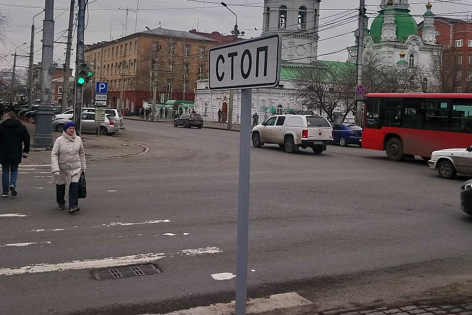 Кстати, разметка на переходе почти стерлась, и в этом году будут наносить новую. Поэтому есть надежда, что или разметку нанесут по-другому, или знак переставят в другое место. Фото: Егор ФРОЛОВ