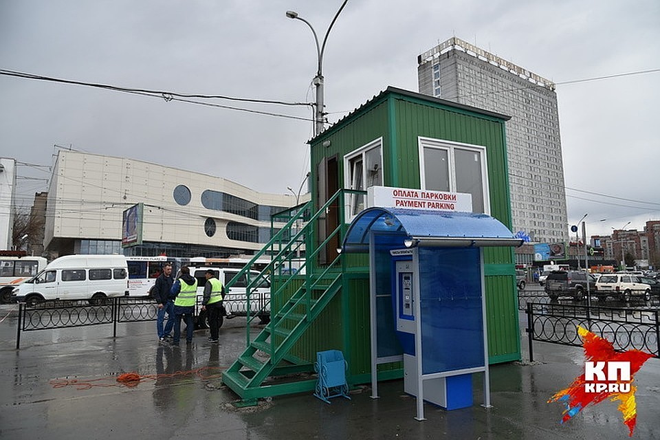 Первая платная парковка заработала на площади Гарина-Михайловского напротив вокзала Новосибирск-Главный.