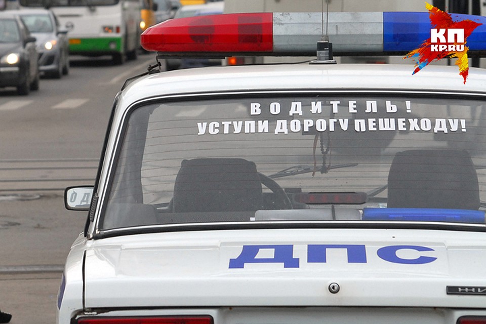 Полицейские проводят проверку по факту автоаварии.