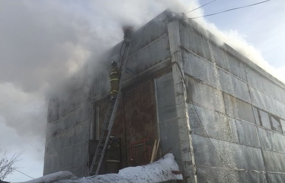 В Тазовском районе полыхал производственный склад 89.mchs.gov.ru