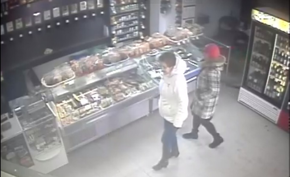 Подозреваемая попала в объектив камер видеонаблюдения одного из магазинов Михайловки. Фото: скриншот с записи камер видеонаблюдения