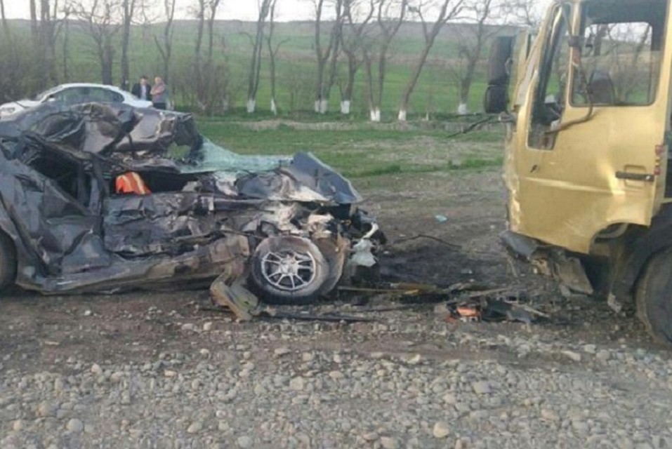 Удар был такой силы, что прибывшая бригада Скорой помощи лишь констатировала смерть 64-летнего водителя.