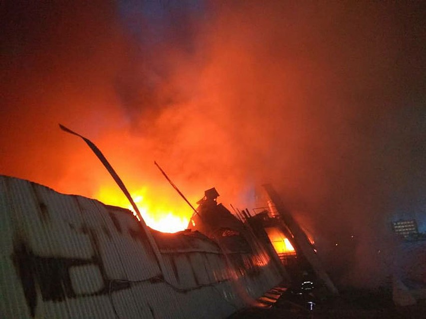 Пожарным пока не удается справиться с огнем.