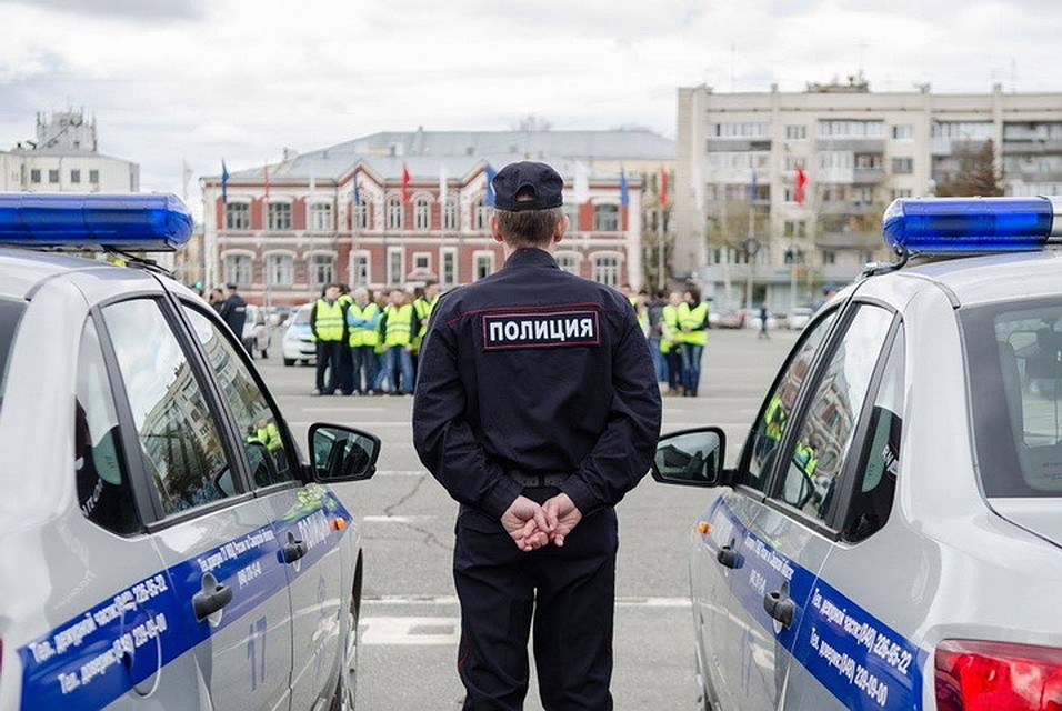 Полицейские продолжают разыскивать великолучанина, который подозревается в краже колес из гаража.