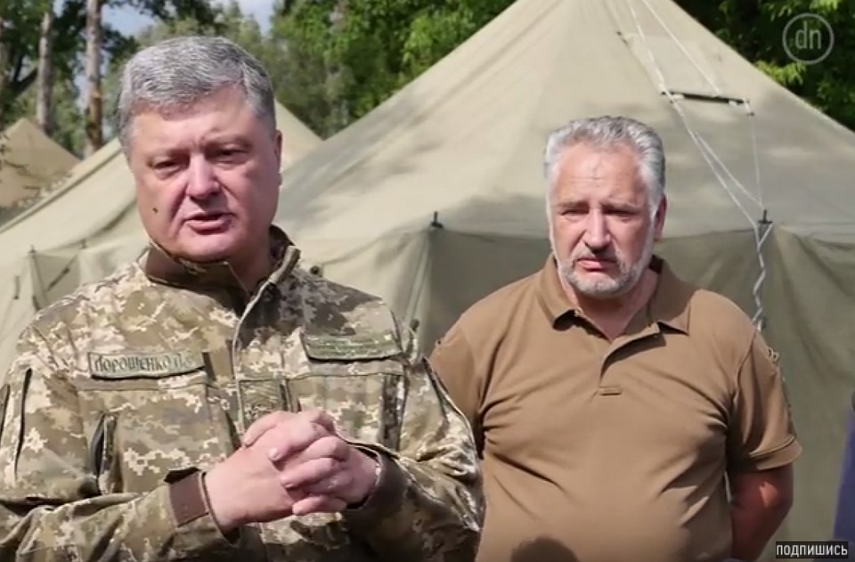 И кто-то верит их обещаниям. Фото: novosti.dn.ua