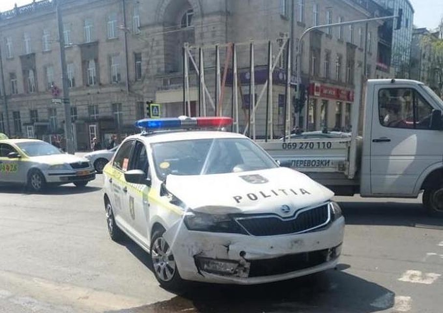 Экипаж полиции врезался в машину в центре Кишинева. Фото: autoexpert.md