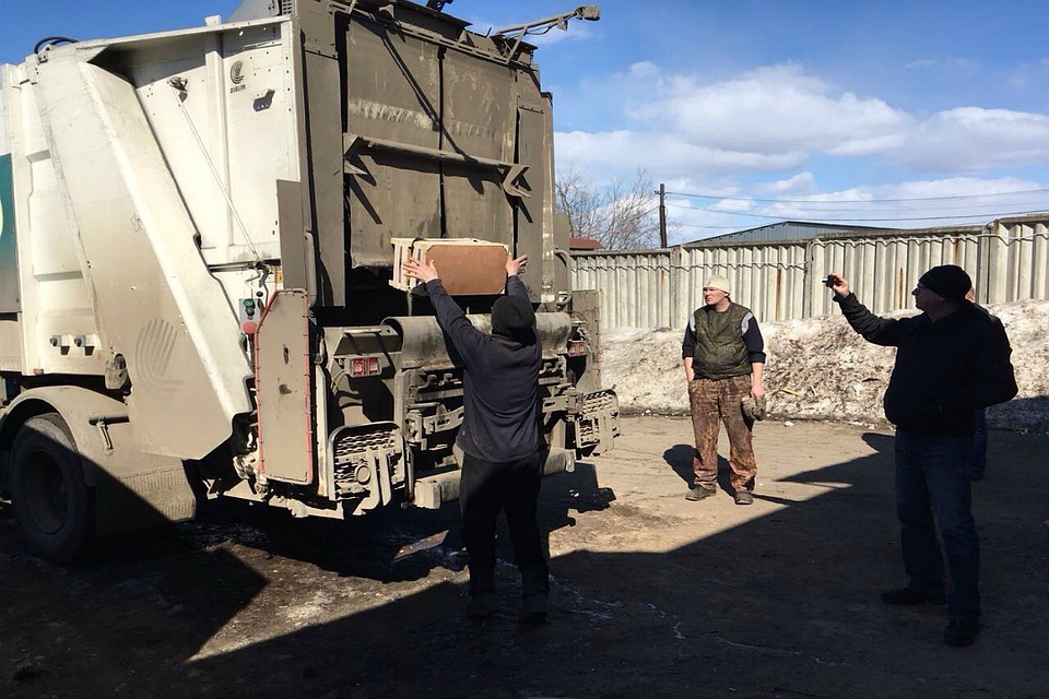 В Кирове раздавили полтонны санкционных фруктов и овощей. Фото: Кировская транспортная прокуратура