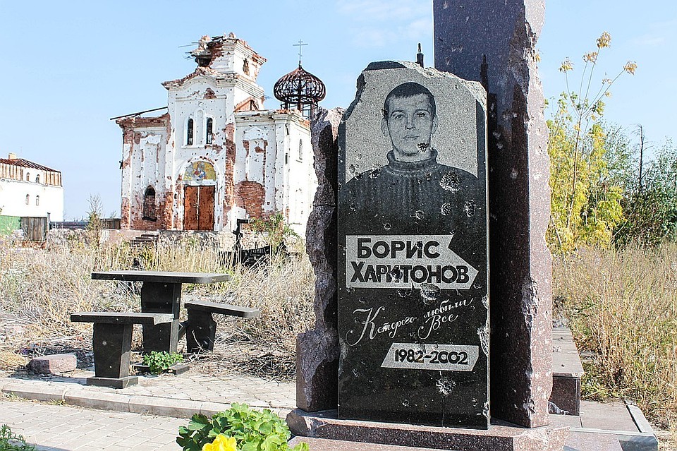 ВСУ продолжают вести обстрелы в ДНР. Накануне поминального воскресенья украинская армия нанесла удар по кладбищу в Ясиноватой